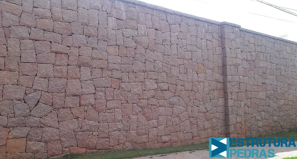 Muro em pedras em talude.  Muro em pedra, Muro, Pedra moledo