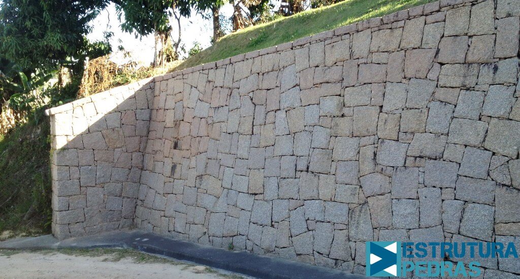 Muro em pedras em talude.  Muro em pedra, Muro, Pedra moledo